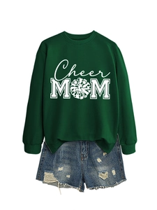 Détail du sweat vert foncé Cheer MOM en coton mélangé et short en jean taille haute assorti
