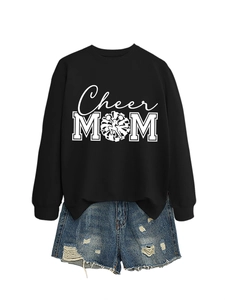 Détails du sweat Cheer MOM et du short en jean avec impression et ourlet effiloché
