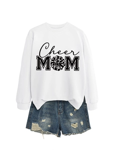 Vue à plat du sweat blanc Cheer MOM avec un short en jean bleu délavé et effiloché
