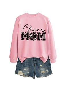 Vue détaillée du sweat Cheer MOM et du short en jean vieilli sur fond blanc neutre