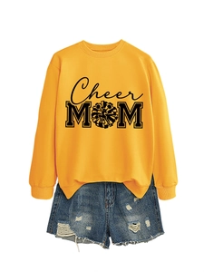 Détail du sweat jaune Cheer Mom avec poignets côtelés et short en jean effiloché