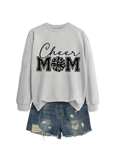 Mise à plat du sweat-shirt gris Cheer MOM assorti à un short en jean bleu pour femme