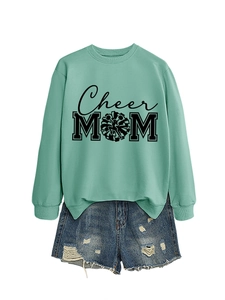 Détail d'un sweat-shirt vert menthe avec imprimé noir Cheer MOM et poignets côtelés