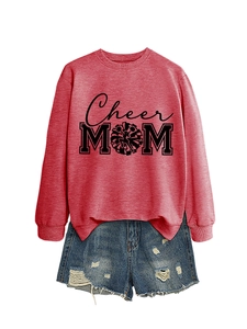 Mise à plat du sweat brique Cheer MOM avec poignets côtelés et short en jean bleu