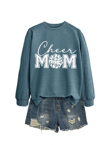 Ensemble sweat Cheer MOM bleu marine avec short en jean sur fond blanc pur