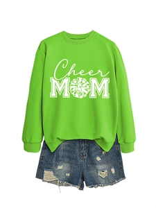 Détail du sweat néon vert Cheer MOM à manches longues et short en jean vieilli