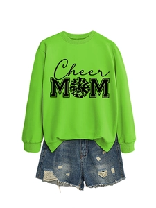 Détail à plat du sweat vert 'Cheer MOM' avec son short en jean délavé assorti