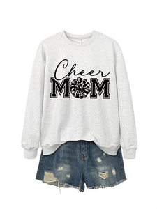 Détail du sweat Cheer Mom avec short en jean délavé et bords francs effilochés