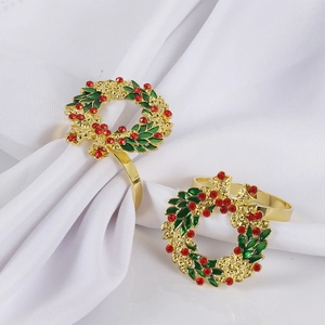 Détail de ronds de serviette couronne de Noël avec émail vert et strass rouges brillants