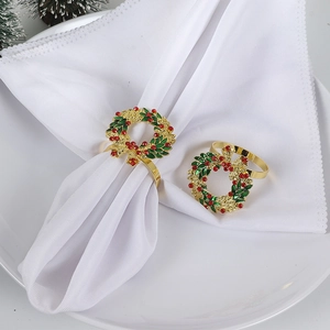Lot de deux ronds de serviette couronne de Noël dorés avec feuilles vertes et perles rouges
