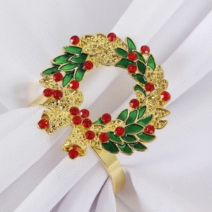 Rond de serviette couronne de Noël avec émail vert et strass rouges sur tissu blanc