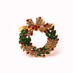 Détail d'un rond de serviette en forme de couronne de Noël avec émail vert et strass