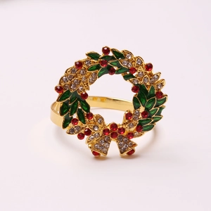 Détail du rond de serviette couronne de Noël avec émail vert et cristaux rouges