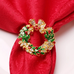 Gros plan détaillé d'un rond de serviette couronne de Noël avec strass rouges et verts