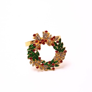 Rond de serviette couronne de Noël avec feuilles vertes, baies rouges et cristaux