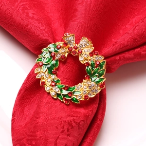 Vue macro du rond de serviette couronne de Noël avec émail vert et strass étincelants