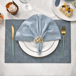 Elegante portatovagliolo a forma di alce dorato con perle su tovagliolo di lino blu