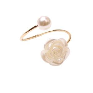 Bague ouverte dorée élégante avec une rose en résine blanche et une perle brillante