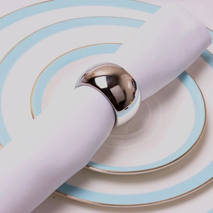 Portatovagliolo moderno in argento lucido su tovagliolo bianco per tavola elegante