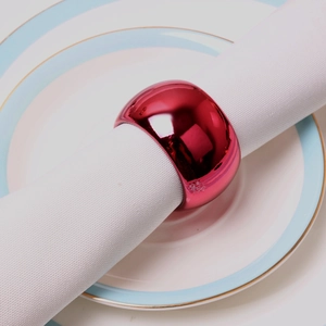 Portatovagliolo moderno rosso metallizzato lucido su tovagliolo bianco e piatto fine