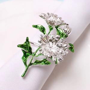 Rond de serviette élégant en forme de marguerite argentée avec feuille d'émail vert