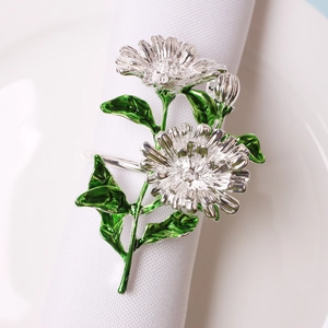 Rond de serviette marguerite en argent avec feuilles d'émail sur serviette en tissu
