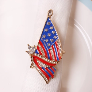 Detalle de servilletero bandera americana con baño de oro y cristales brillantes