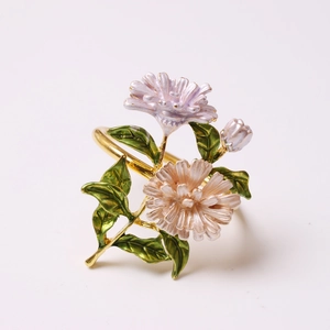 Rond de serviette marguerite avec pétales en émail violet et feuilles vertes sur or