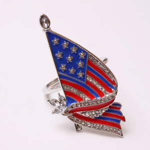 Detalle de anillo de bandera americana con esmalte de color y circonitas blancas