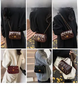 Différents styles de portage pour sacs matelassés en cuir café, rouge et noir avec chaîne