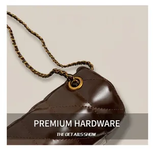 Détail du sac en cuir matelassé marron foncé avec chaîne dorée et finitions chic
