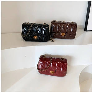 Vue détaillée de sacs matelassés en noir, marron foncé et bordeaux avec chaîne dorée