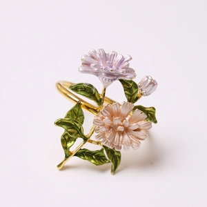 Rond de serviette doré élégant avec fleurs en émail et feuilles vertes pour décor de table