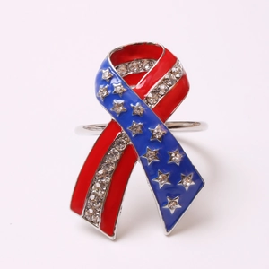 Detalle de servilletero lazo bandera USA con esmalte y pedrería de estrellas brillantes