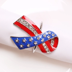 Detalle de servilletero con lazo de bandera americana, esmalte y cristales brillantes