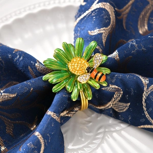 Rond de serviette doré avec marguerite verte et abeille en cristal décorative