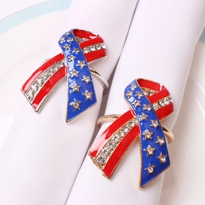 Detalle de servilleteros con forma de cinta con estrellas de bandera americana y cristales