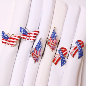 Detalle de servilleteros de bandera americana con formas de mariposa y lazo en rojo blanco azul