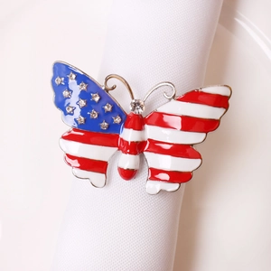 Detalle de un servilletero de mariposa con esmalte de bandera americana y pedrería