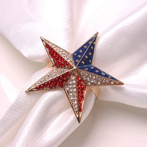 Primer plano detallado de servilletero estrella con diamantes de imitación rojos