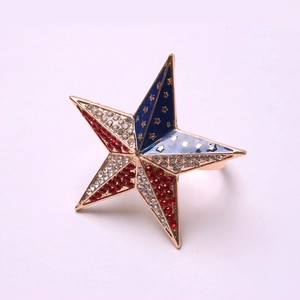 Detalle de servilletero estrella con diseño de bandera americana y cristales rojos