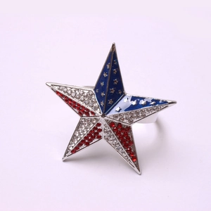 Detalle de servilletero en forma de estrella con pedrería roja y azul de la bandera de EE. UU.