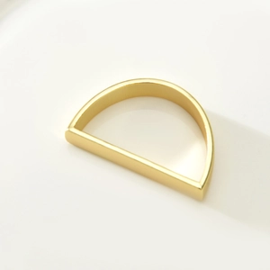 Rond de serviette en alliage de zinc doré poli en forme de D au design minimaliste chic
