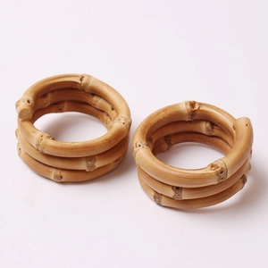 Vue détaillée des ronds de serviette en bambou avec un design en spirale naturel rustique