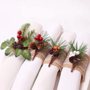 Weihnachts Serviettenringe aus Sackleinen mit Kiefernzapfen und roten Beeren 4er-Set