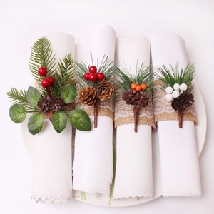 4er-Set rustikale Weihnachts-Serviettenringe mit Zapfen Beeren und Spitzenbesatz