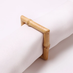 Détail d'un rond de serviette carré en bambou naturel montrant la texture organique