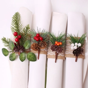 4er-Set Weihnachts-Serviettenringe mit Pinienzapfen, Sackleinen und Spitze auf Tellern
