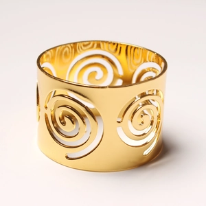 Rond de serviette en or avec spirale évidée et finition miroir pour décoration de mariage