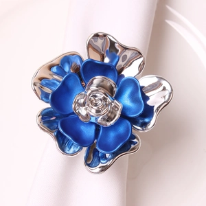 Rond de serviette fleur rose bleue et argent sur serviette blanche pour table chic